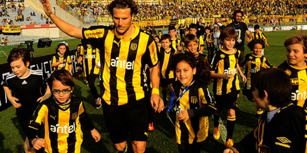 Pe&ntilde;arol estren&oacute; su nueva camiseta en el debut de Forl&aacute;n