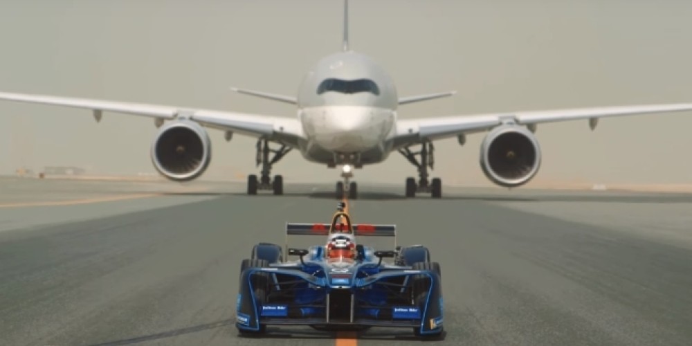 Qatar Airways impulsa la carrera de un F&oacute;rmula E con uno de sus aviones en Doha