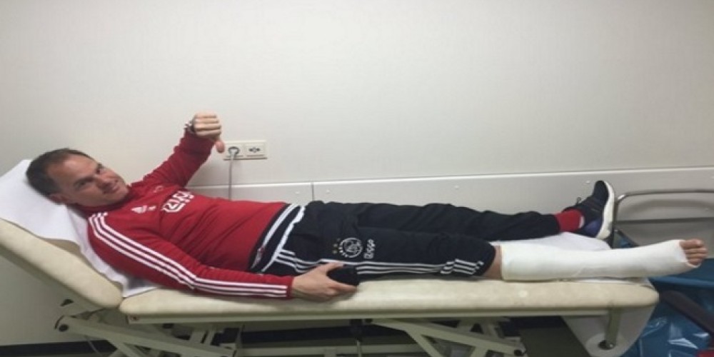 El DT del Ajax se rompió el tendón de Aquiles jugando al fútbol-tenis