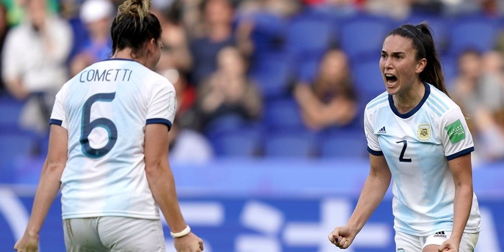 La brecha salarial entre un jugador y una jugadora de fútbol en Argentina