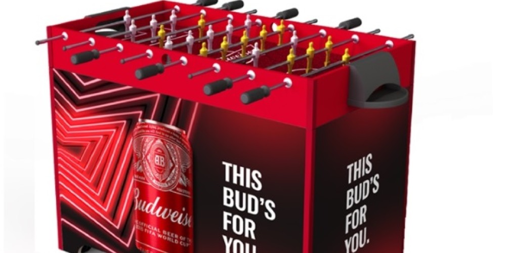 La marca de cerveza que lanz&oacute; un frigobar que se convierte en futbolito 