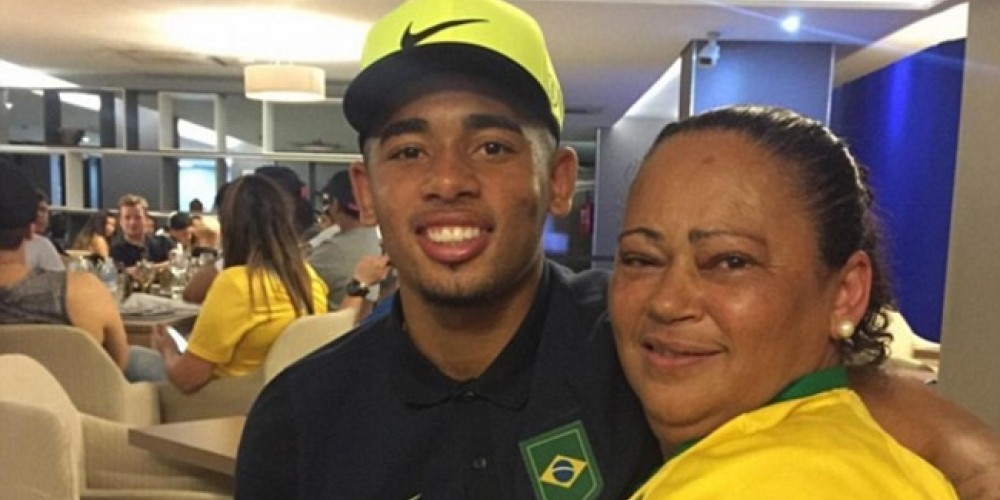 La figura de la Premier League a quien le administra el sueldo su madre