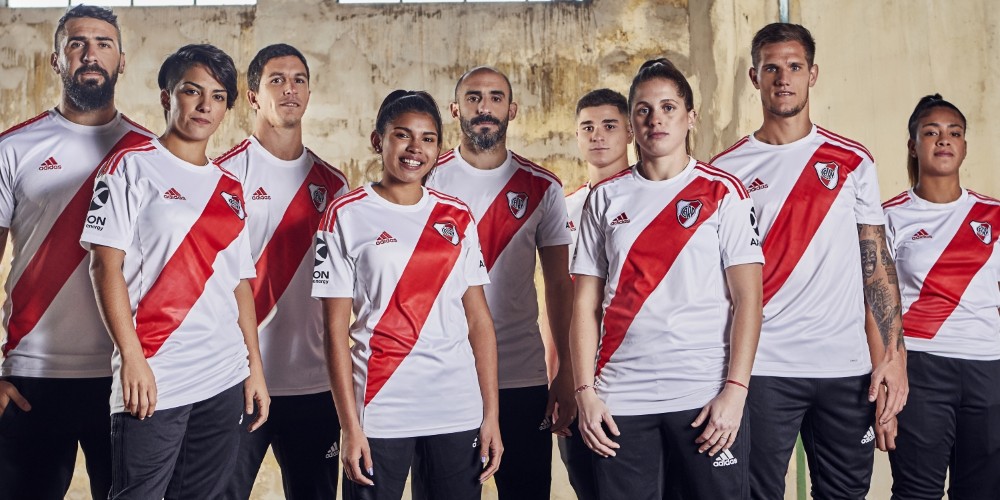 River Plate present&oacute; su camiseta titular inspirada en el primer dise&ntilde;o hecho por adidas en 1982
