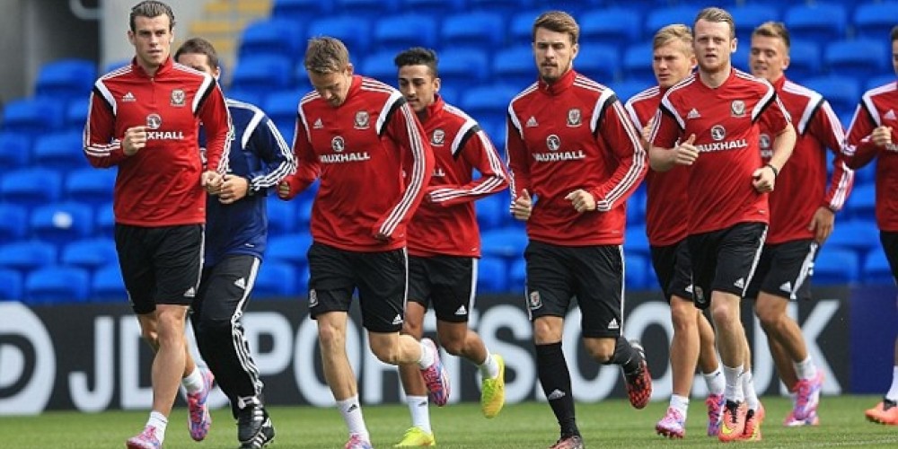 El DT de Gales les prohibi&oacute; a sus jugadores la presencia de novias y esposas en la concentraci&oacute;n