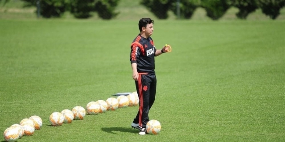 De empleado de limpieza a umpire de tenis: las curiosas estrategias de Gallardo para dirigir cuando fue suspendido