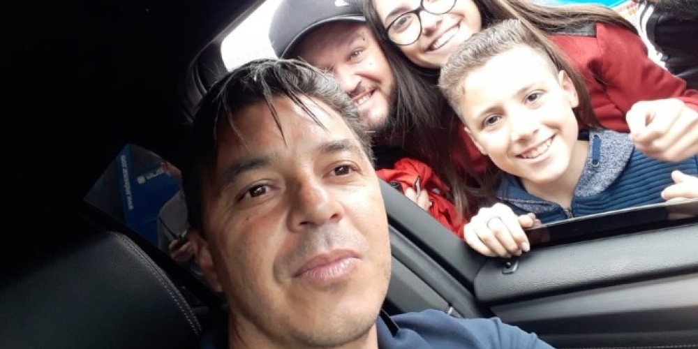 La &ldquo;selfie&rdquo; de Gallardo con un hincha luego del &uacute;ltimo entrenamiento del equipo