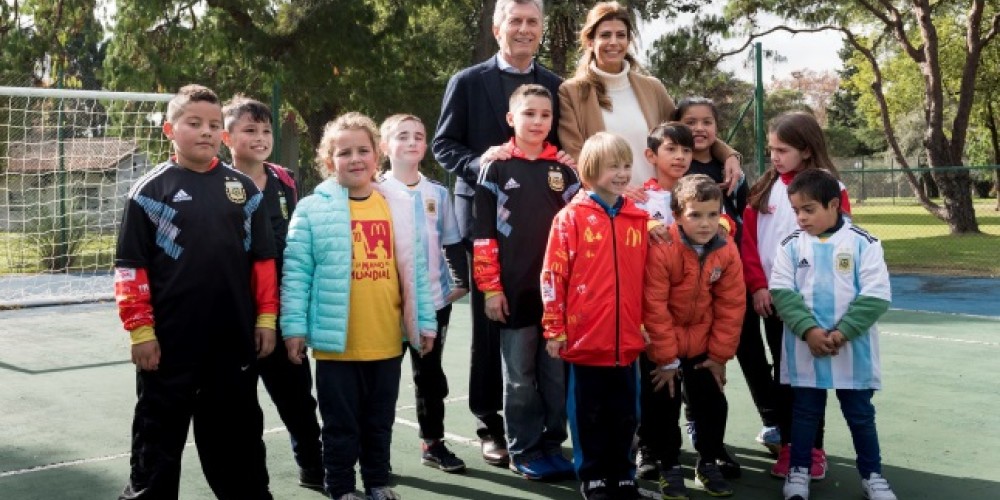 Mauricio Macri recibió a los 11 chicos que entrarán de la mano de McDonald's con los jugadores de Argentina ante Islandia