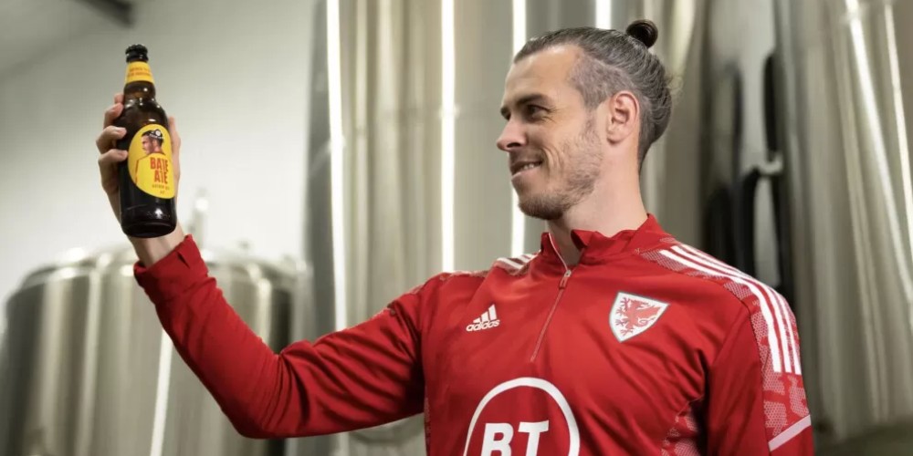 Gareth Bale present&oacute; su propia cerveza para vender durante Qatar 2022