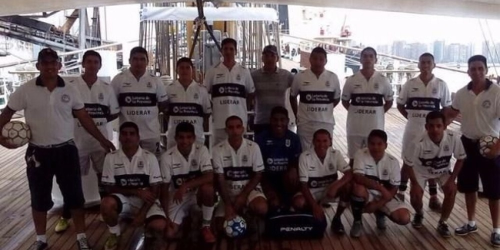 La Fragata argentina que llevará la camiseta de Gimnasia por el mundo