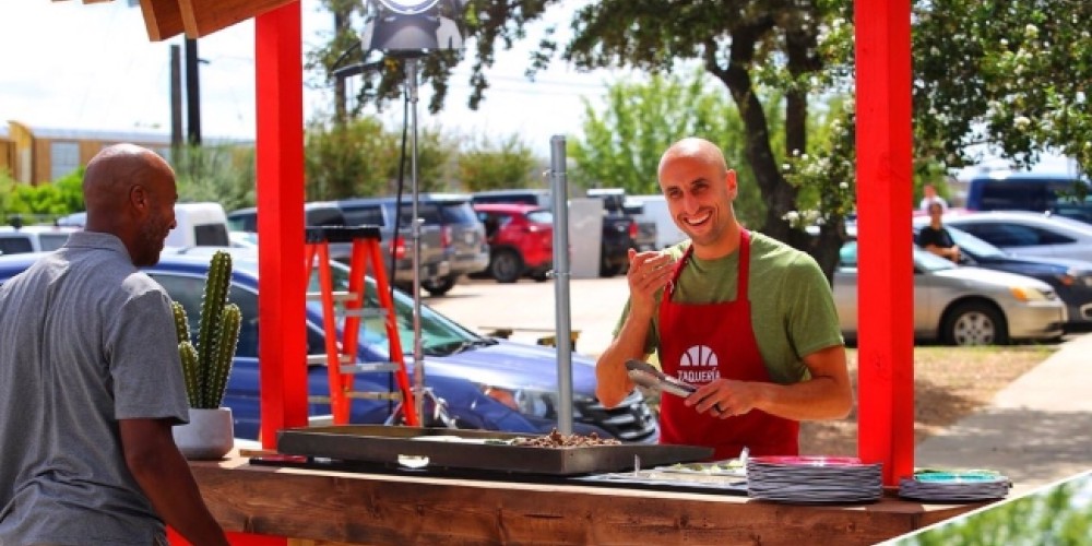 Ginóbili sorprende en Estados Unidos al atender una taquería