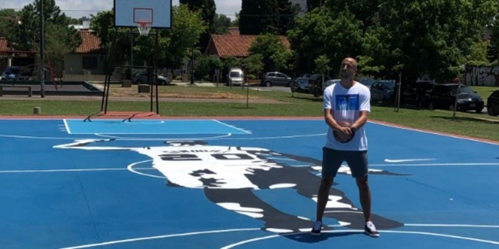 La historia de la cancha con la gigantograf&iacute;a de Ginobili 