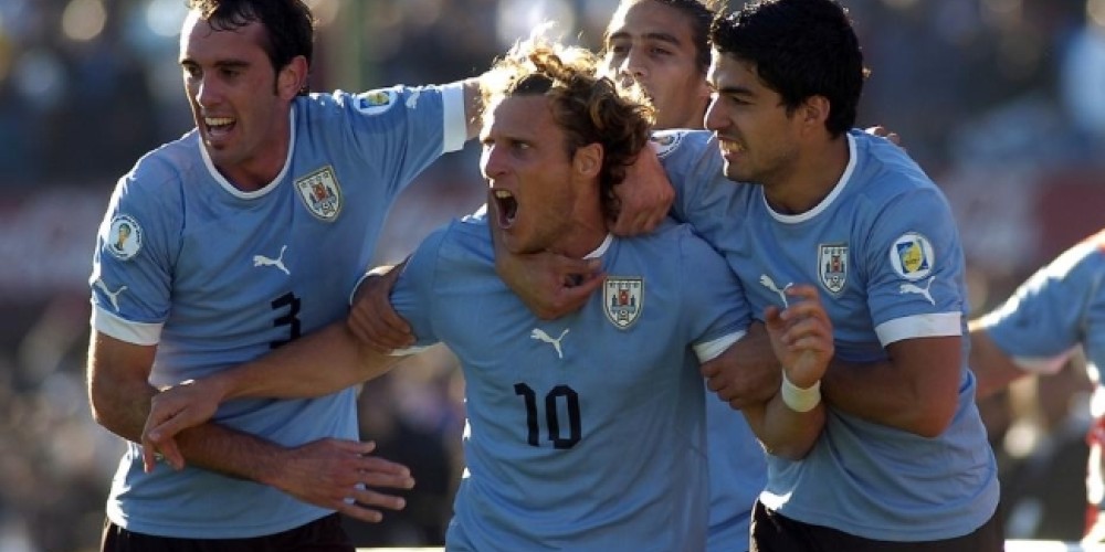 Diego Godín superó a Forlán y se metió en el club de los que tienen 100 partidos con el seleccionado