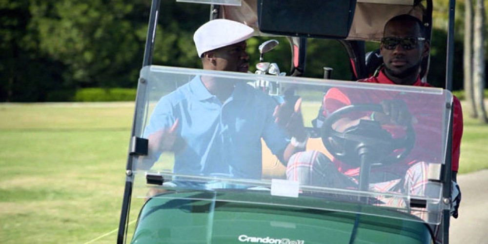 LeBron James de la mano de Samsung juega al golf