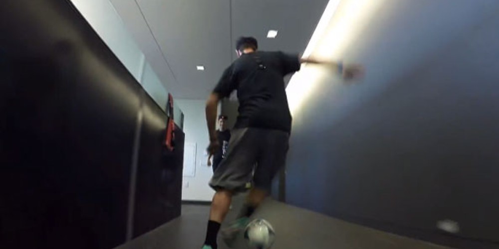 Go Pro invita a jugar al f&uacute;tbol en la oficina