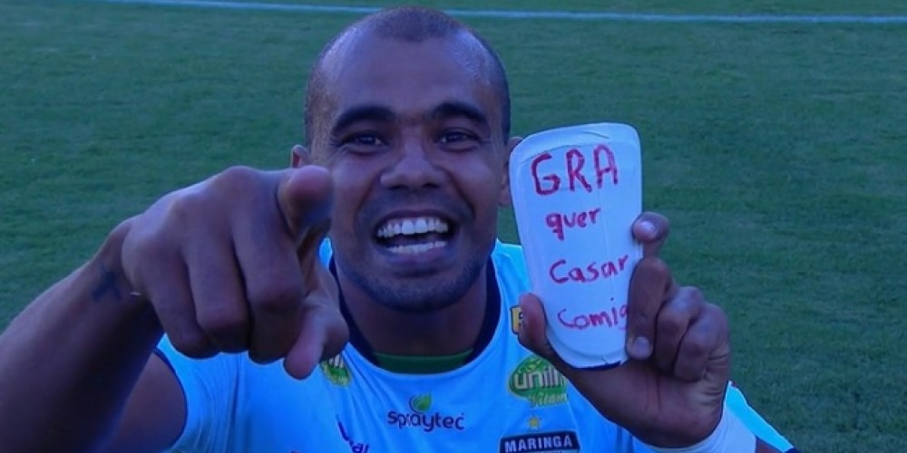 Un jugador le pidió matrimonio a su novia en una canillera