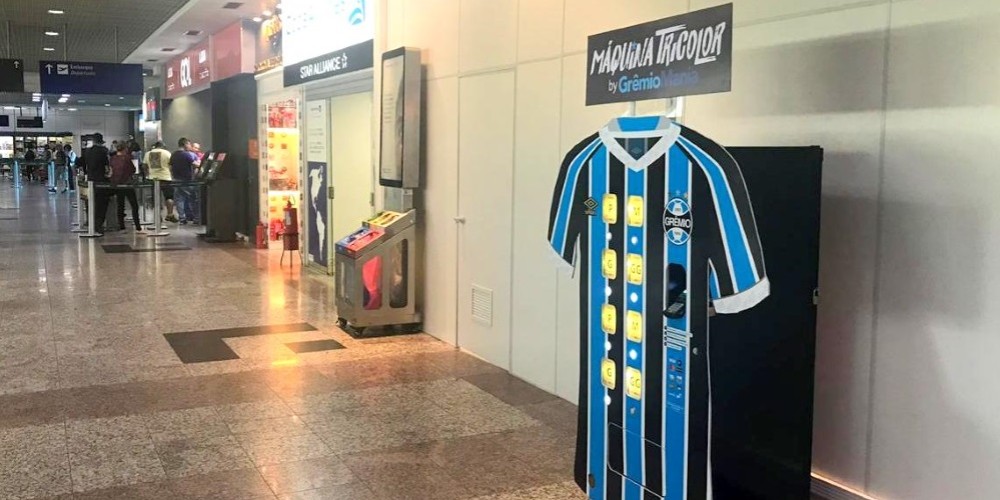Gremio presentó una moderna forma de vender camisetas en un aeropuerto de Porto Alegre
