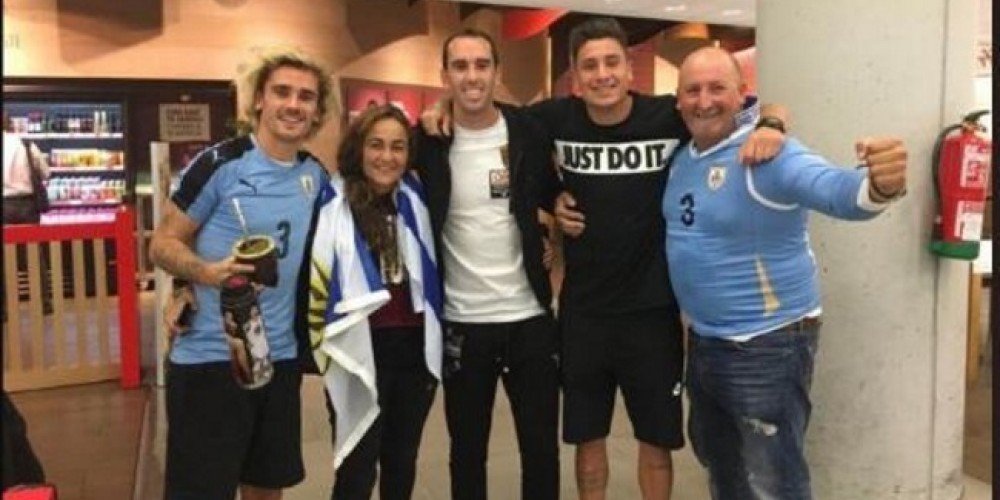 Griezmann recibió a sus compañeros en el aeropuerto con camiseta de Uruguay y un mate
