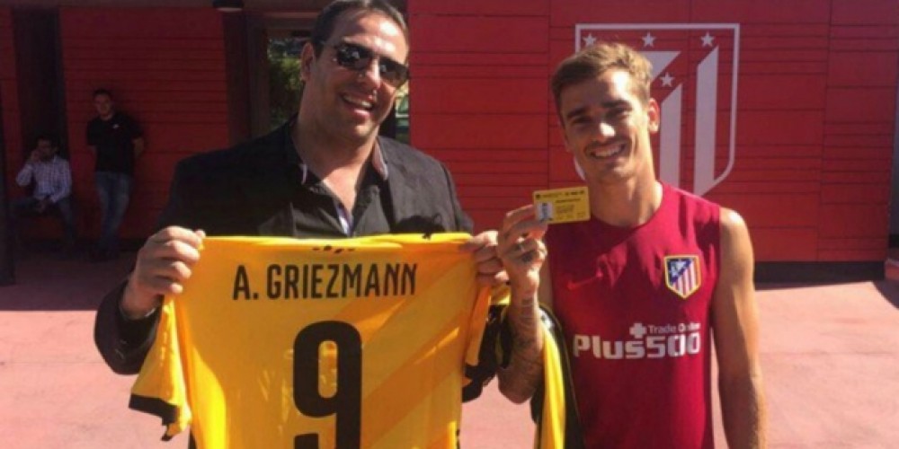 Griezmann pos&oacute; con la camiseta y el carnet de socio de Pe&ntilde;arol
