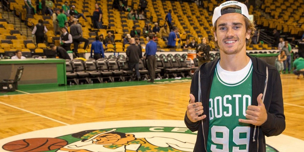 Griezmann personaliza una vez m&aacute;s sus botines, esta vez para homenajear al b&aacute;squet