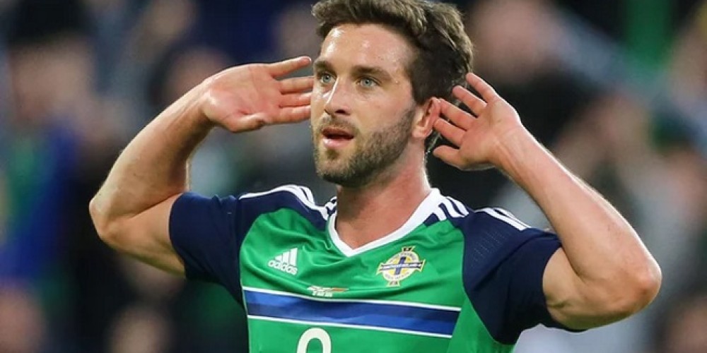 La espectacular bienvenida de Irlanda del Norte al jugador que no jugó ni un minuto