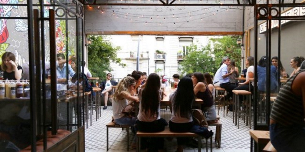 Growlers abri&oacute; en Recoleta su tercer local, de 500 metros cuadrados y con 40 canillas de cerveza artesanal