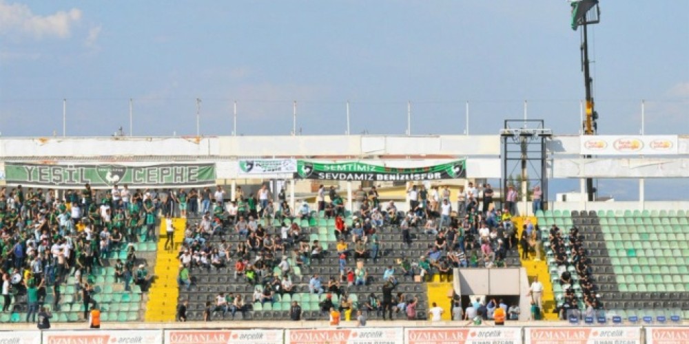 Alquil&oacute; una grua para poder ver un partido de su equipo