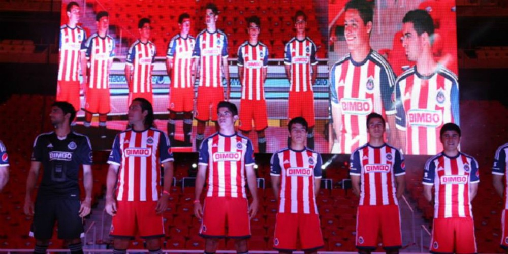 Con un mega evento, Chivas present&oacute; su nueva camiseta