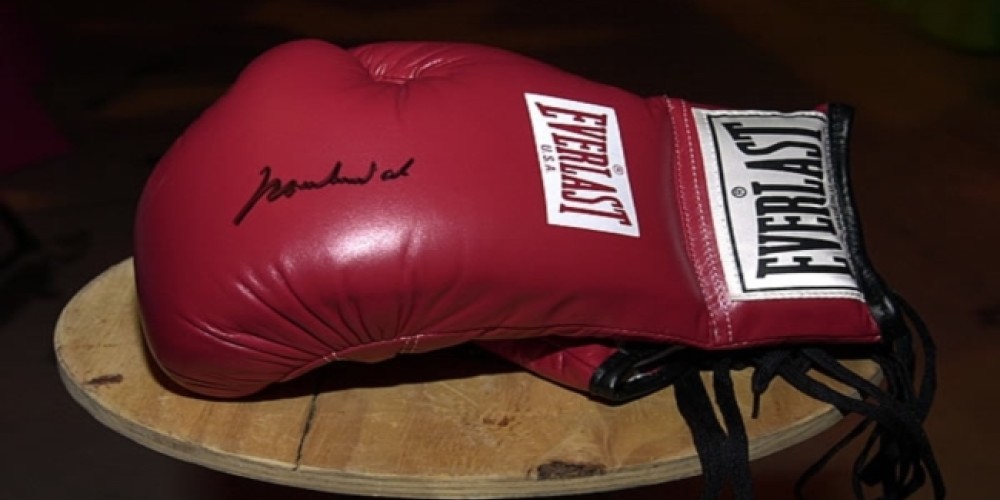 Se subastó un par de guantes de Muhammad Ali en más de 800 mil dólares