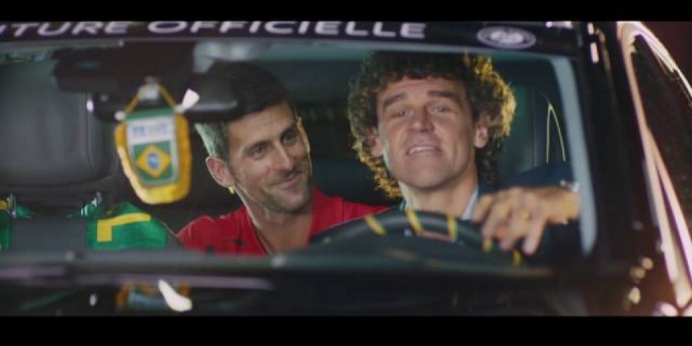 Guga Kuerten es el chofer de Djokovic en los spots de Peugeot para Roland Garros