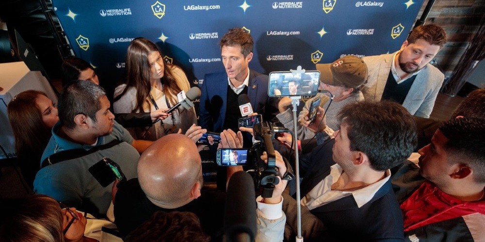 Guillermo Barros Schelotto present&oacute; un compromiso en video ante los hinchas del Galaxy