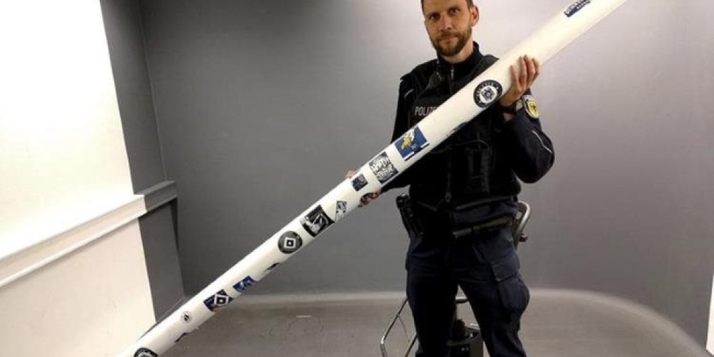 La hinchada que se rob&oacute; un arco en los festejos por salvar la categor&iacute;a