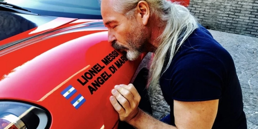 El artista argentino mejor cotizado del mundo personalizó su Ferrari en homenaje a Messi y Di Maria