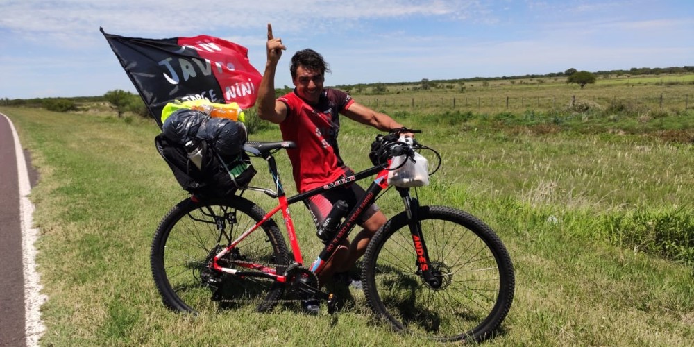 Un hincha de Colón viaja en bici para ver la final de la Sudamericana en Asunción