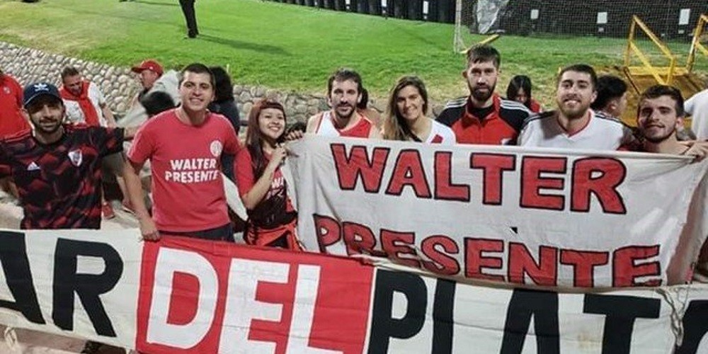 El hincha de River que vende sus camisetas para viajar a la final de la Libertadores