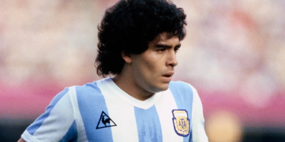 La hist&oacute;rica camiseta de Maradona que est&aacute; siendo subastada: &iquest;cu&aacute;l es su precio y cu&aacute;ndo la us&oacute;?