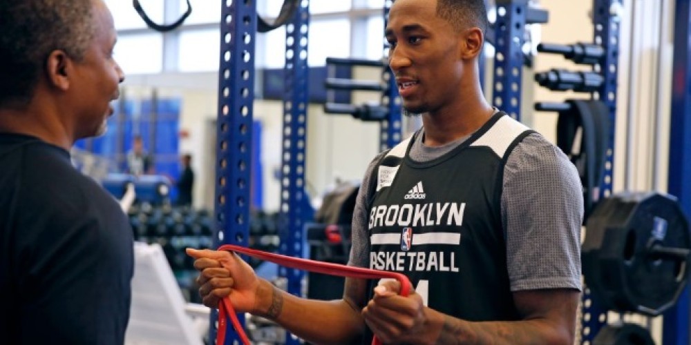 El emocionante regalo de un novato de la NBA a su madre