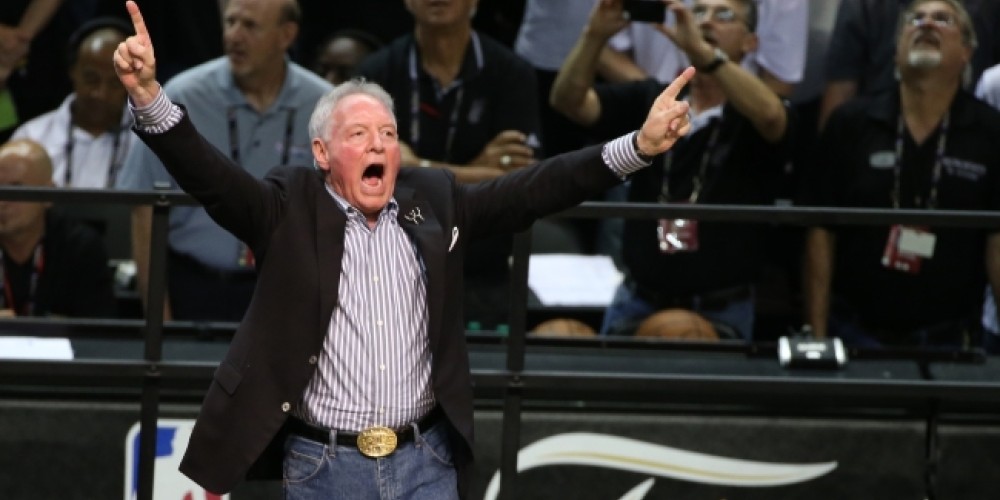 El dueño de los Spurs manejará a la franquicia de fútbol de San Antonio