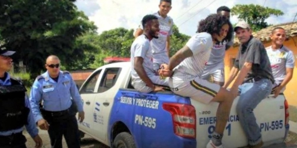 Insólito: el jugador que llegó a un partido esposado en un patrullero