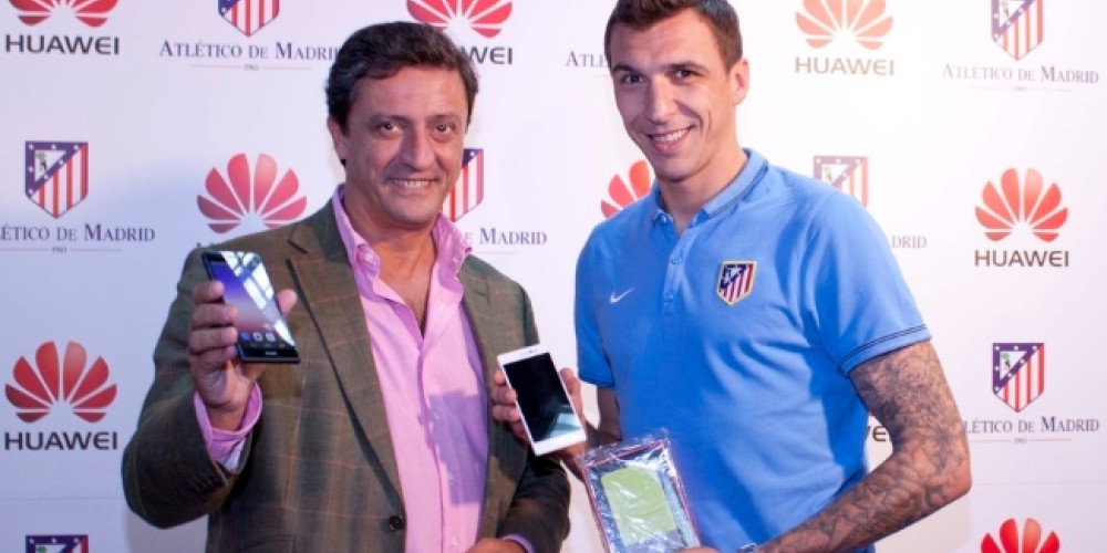 Los jugadores del Atlético Madrid recibieron sus nuevos dispositivos Huawei