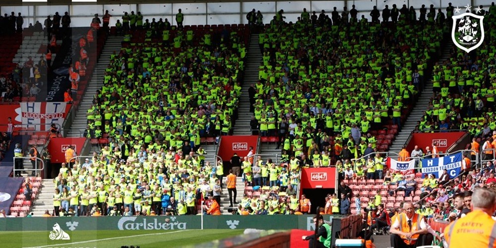 La manera m&aacute;s ingeniosa de presentar una camiseta: Huddersfield compens&oacute; a sus hinchas por el descenso
