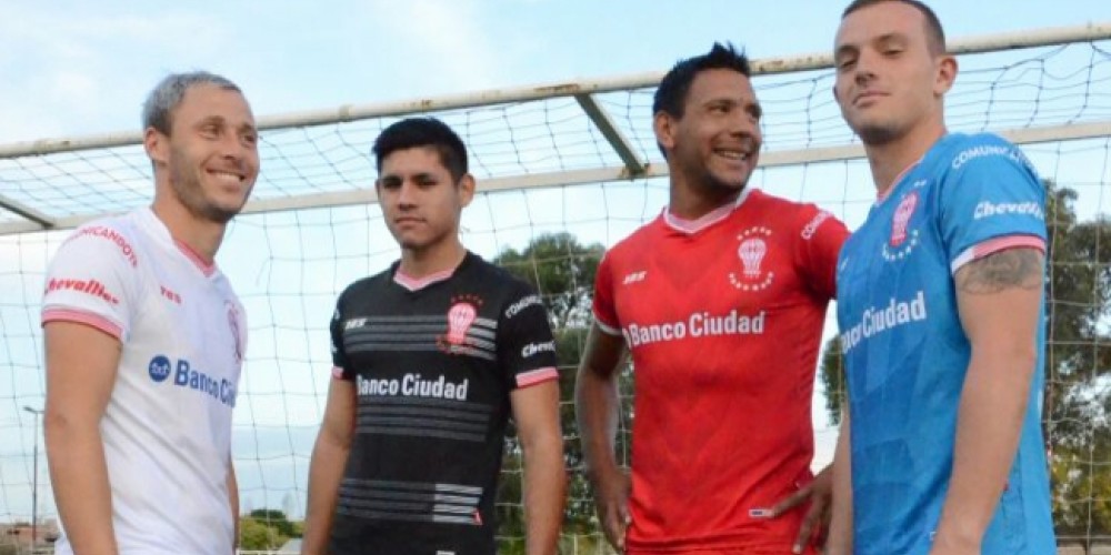 Huracán lanzó su nueva línea de camisetas de la mano de las figuras principales del plantel