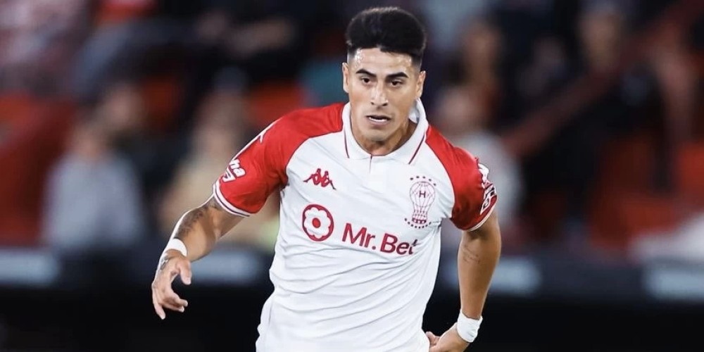 Hurac&aacute;n estren&oacute; nuevo main sponsor ante River: se asoci&oacute; Mr. Bet