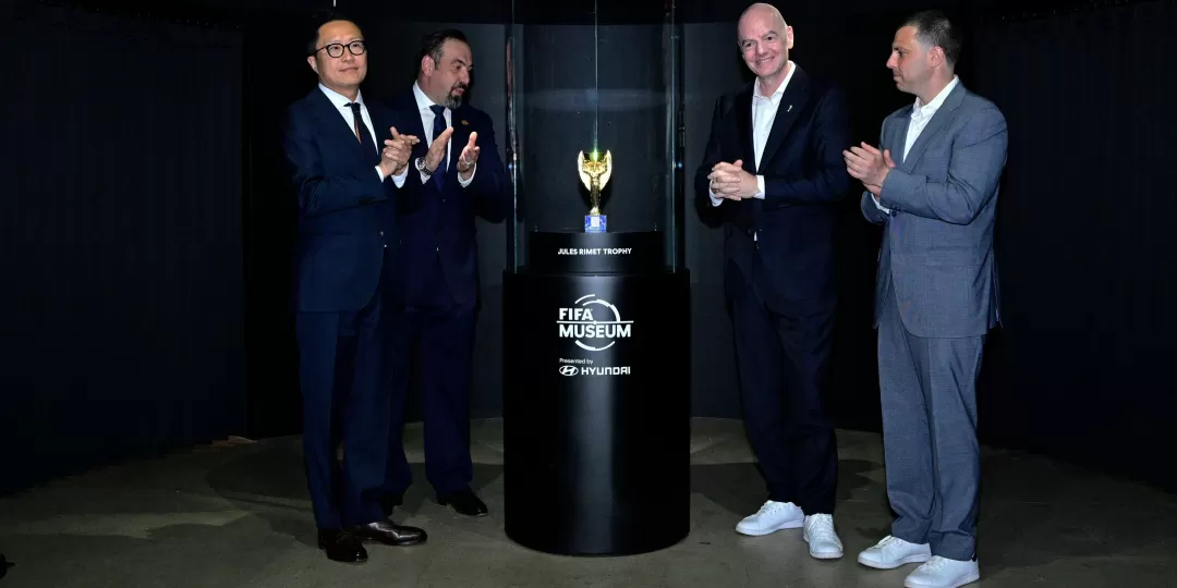 Hyundai Motor y el FIFA Museum inauguran la experiencia para fan&aacute;ticos "Legado de Campeones" en Rockefeller Center  durante la Copa Mundial de la FIFA 2026