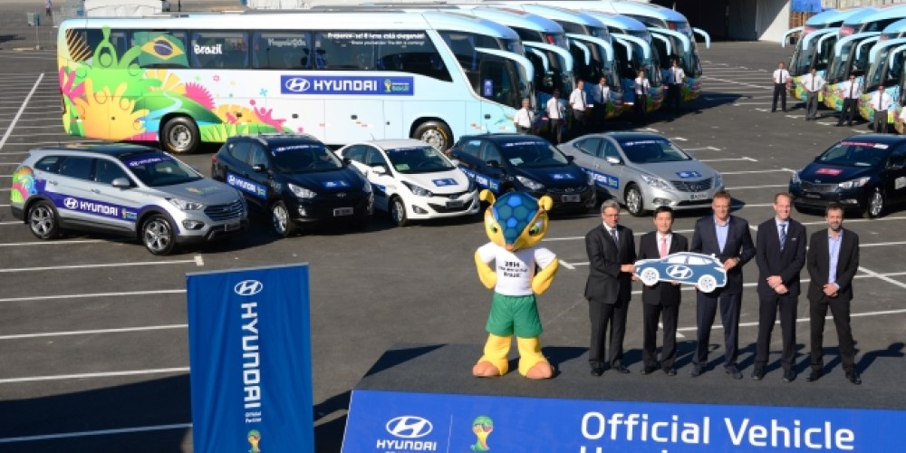Hyundai entreg&oacute; los veh&iacute;culos oficiales FIFA y los micros de las 32 selecciones