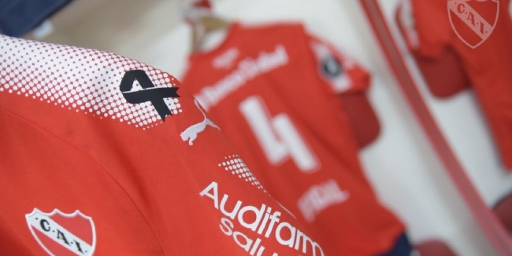 Independiente personaliza su camiseta en homenaje a Rub&eacute;n Galv&aacute;n, &iacute;dolo del club en los &lsquo;70