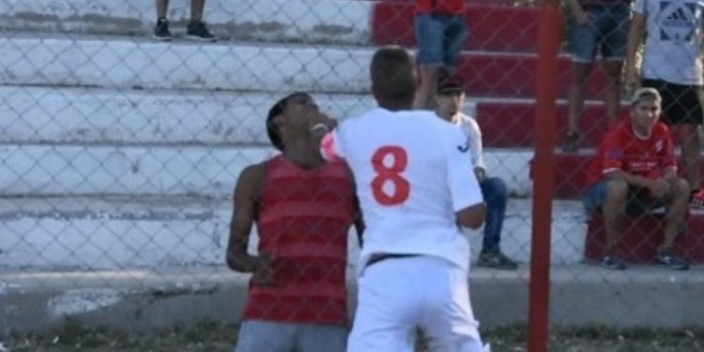 El curioso caso del partido del fútbol argentino en donde los jugadores atacaron a sus propios hinchas