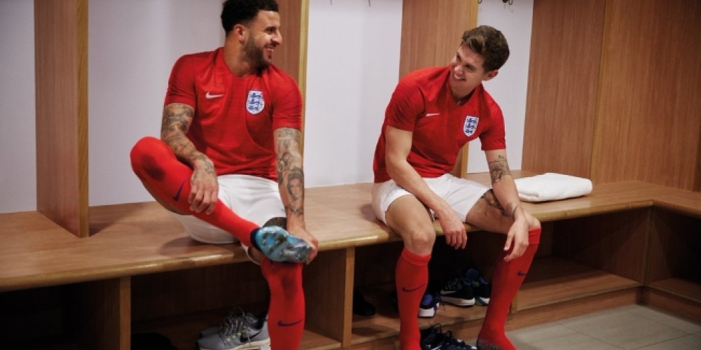 Medios ingleses revelan que sus jugadores toman mate en la concentración