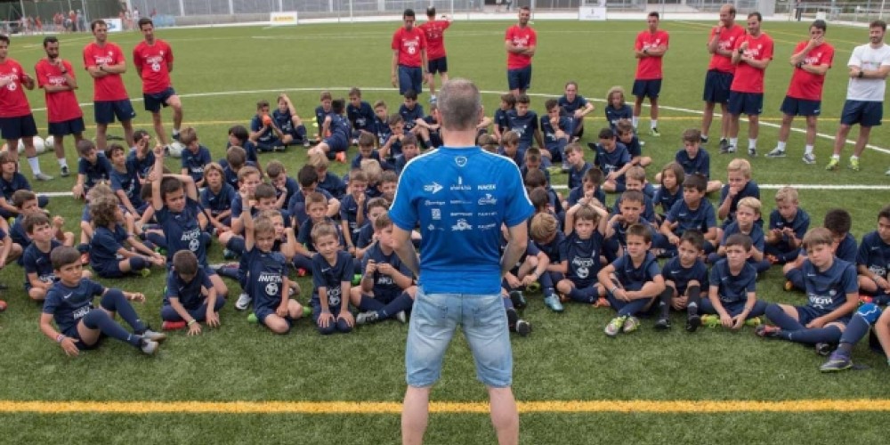 El FC Barcelona planea una renovaci&oacute;n especial de contrato para Iniesta