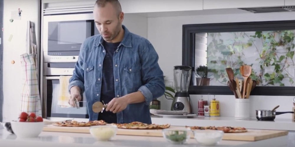 Iniesta cocina, limpia y juega para un comercial