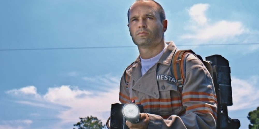 Andr&eacute;s Iniesta se luce como actor junto a los &ldquo;Los Cazafantasmas&rdquo;